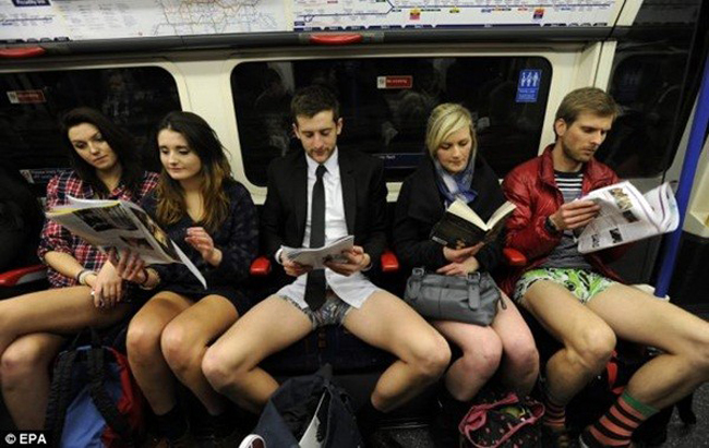 Hôm qua 13/1, rất nhiều người đã cùng nhau tham gia vào 'Ngày không quần' trên tàu điện ngầm